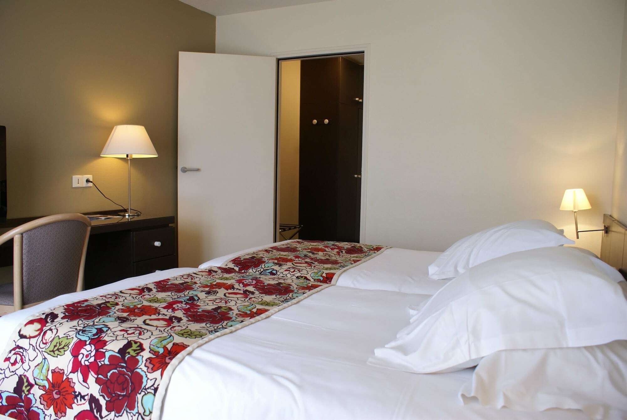 พรีเมียร์ คลาส ดูอาร์เนเนซ Hotel ดูอาร์เนอนี ภายนอก รูปภาพ
